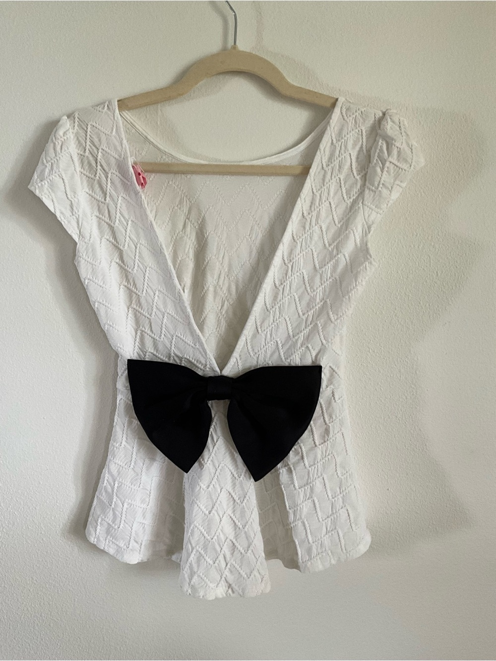 Style Rack White Textured open V Back Top with Black Bow Accent XS S